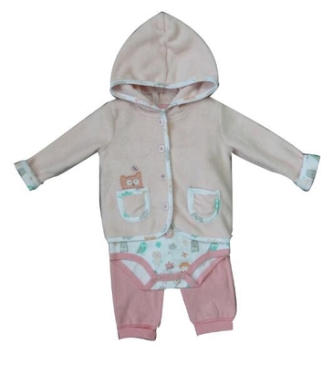 Le bébé nouveau-né mignon de trois morceaux vêtx la longue veste de douille de boutique rose-clair