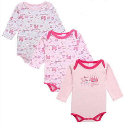 Le bébé nouveau-né mignon d'automne de ressort vêtx la longue barboteuse de bébé de douille de coton